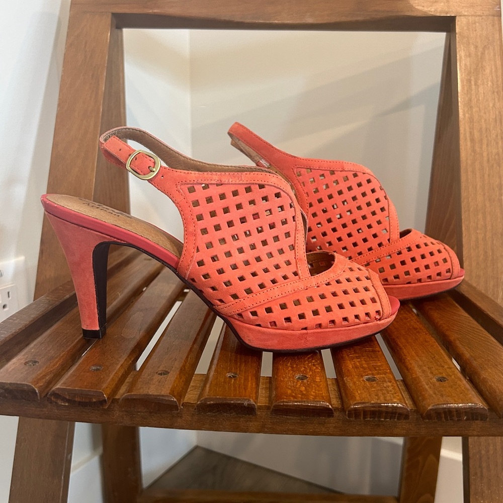 Clarks Artisan Wessex Shay Peep Toe Heels Coral Suede Leather Womens size 8 - Picture 1 of 7